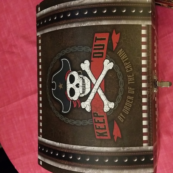 Birthday Party pirates chest with party supplies traditionally for girl party - Picture 5 of 6